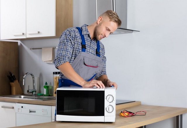 Lò vi sóng không vào điện do đâu? Gợi ý những cách khắc phục hiệu quả